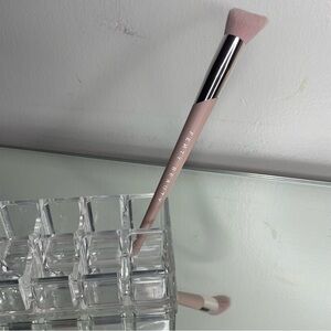 fenty beauty OG highlighter brush